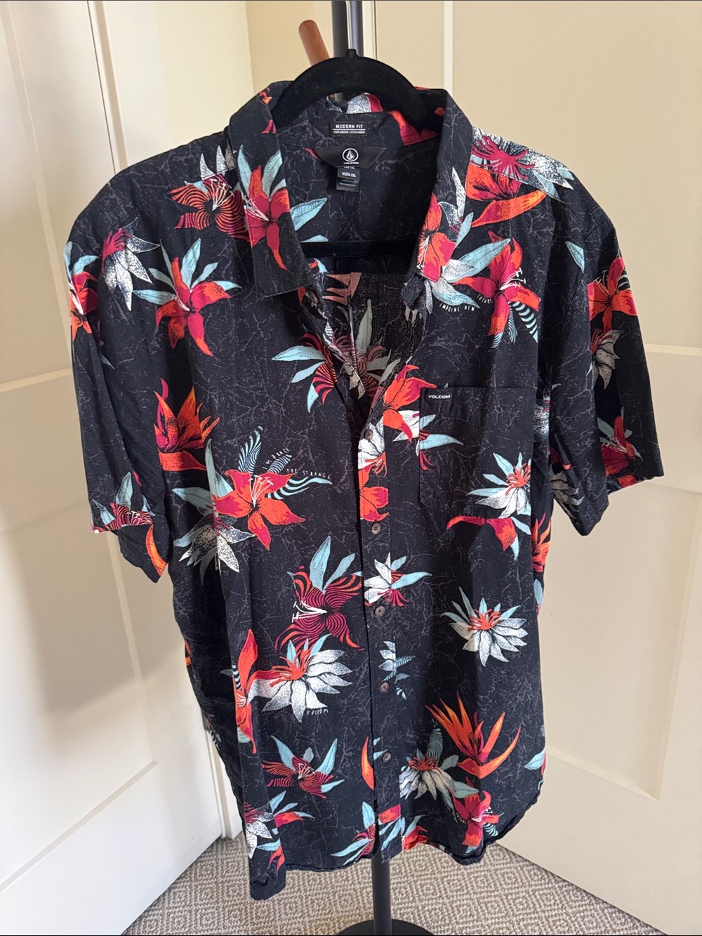 Volcom Men’s XXL Hawaiian Shirt Lightweight Tropical Floral Short Sleeve